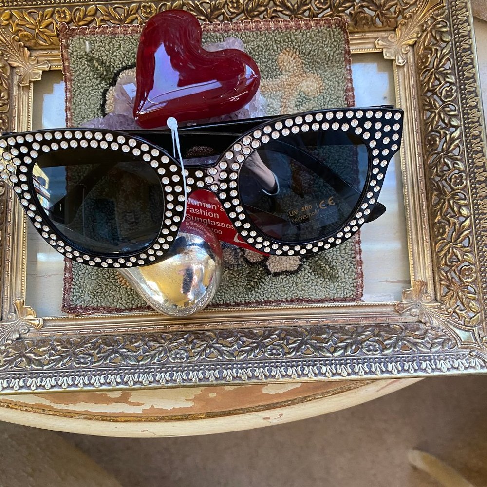 Super cute faux rhinestone cat eye sunglasses